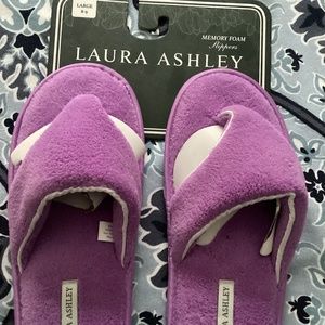 Laura Ashley Fuzzy Thong Slippers - Memory Foam Size 8-9